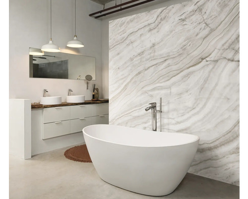 Badkamer met vrijstaand bad, wastafelmeubel met twee wasbakken en spiegel