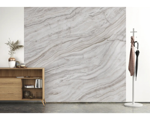 Decoratieve marmeren wandpanelen in een lichte kamer met dressoir en kapstok