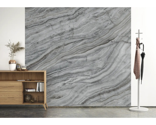 Woonkamer met patroonbehang in marmerlook, dressoir en kapstok