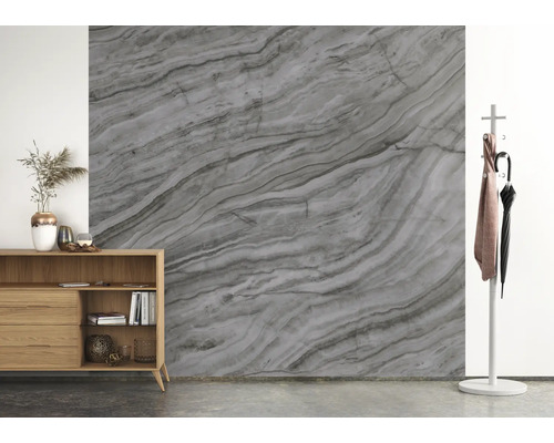 Scène met een dressoir, een kapstok en een wandpaneel met marmerstructuur