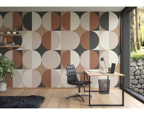 Kantoor met patroonbehang, bureau en bureaustoel