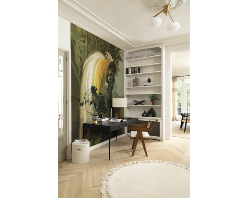 Lichte kamer met bureau, stoel, boekenkast en behang met vogelmotief
