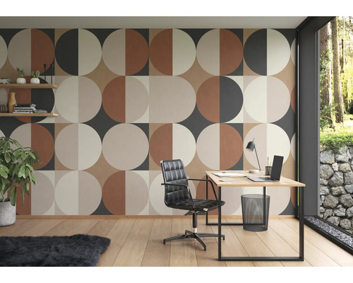 Lichte werkkamer met patroonbehang, bureau en bureaustoel