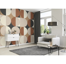 Woonkamer met behang met patroon, fauteuil, staande lamp en ladekast