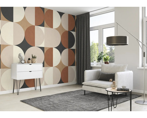 Woonkamer met behang met patroon, fauteuil, staande lamp en ladekast