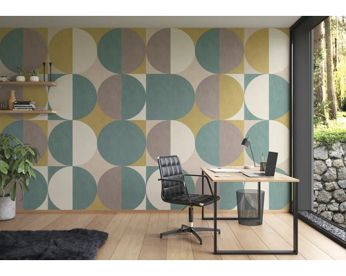 Kantoor met bureau, bureaustoel en behang met geometrisch patroon