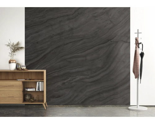 Interieur met houten dressoir, kapstok en een wand in marmerlook