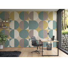 Een studeerkamer met een wandbehang met geometrische cirkelpatronen, een bureau en een bureaustoel.
