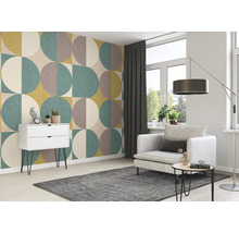 Woonkamer met patroonbehang, fauteuil en witte kast