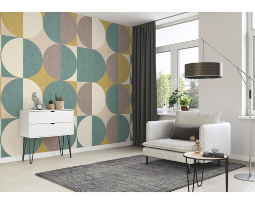 Woonkamer met patroonbehang, fauteuil en witte kast