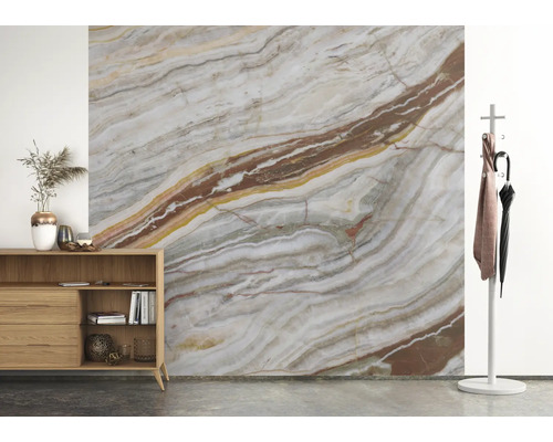 Woonkamer met dressoir, kapstok en wandpaneel in marmerlook