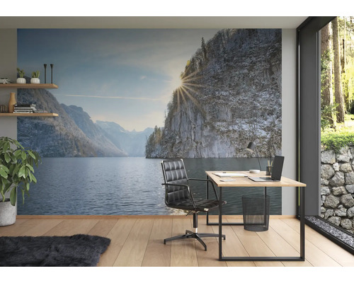 Fotobehang met bergmeermotief in een modern ingerichte werkkamer