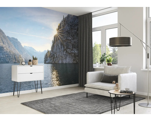 Woonkamer met fotobehang bergmeer, fauteuil, tapijt en ladekast