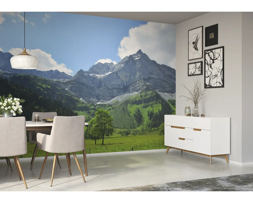 Eetkamer met fotobehang berglandschap, eettafel, stoelen en dressoir