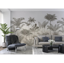 Woonkamer met bank, fauteuil, salontafel en een behang met jungle thema