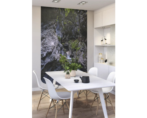 Eetkamer met fotobehang van een rotskloof en witte meubels