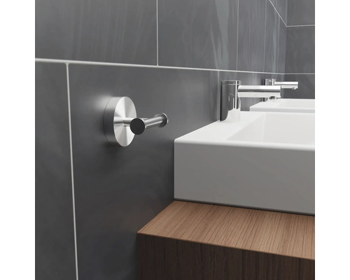 Moderne badkamer met grijs betegelde muren, wastafels en handdoekhaak.