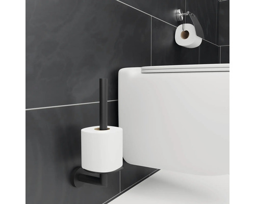 Wandtoilet met toiletpapierhouder en toiletpapier