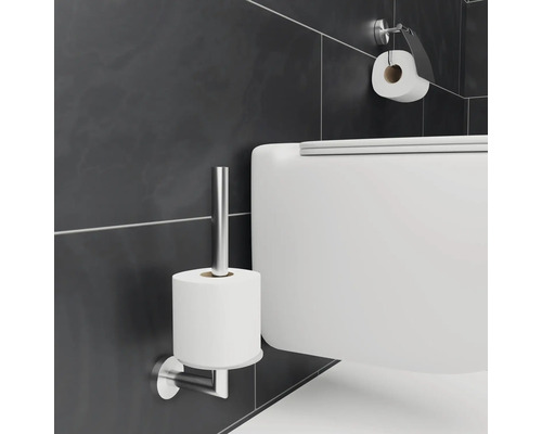 Badkamer met toilet, toiletpapierhouder met papier en toiletborstel