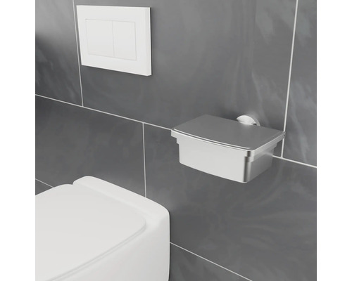 Badkamerinterieur met toilet, bedieningspaneel en toiletpapierhouder