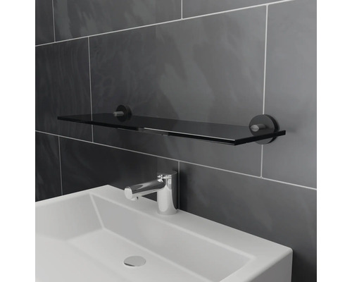 Wastafel met glazen plank en armatuur in de badkamer.