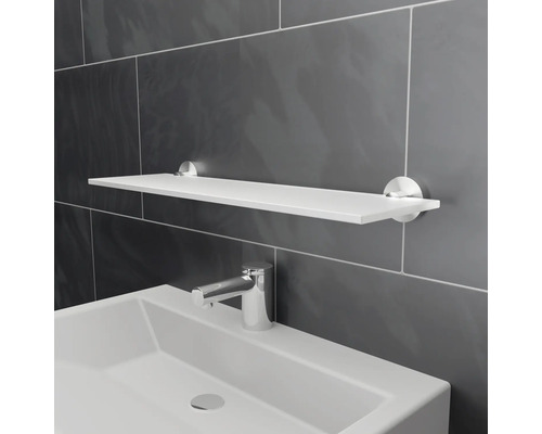 Witte wandplank boven wastafel in badkamer