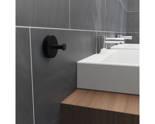 Badkamerscène met wastafel, armaturen en zwarte haak