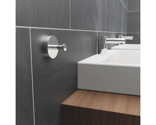 Detailopname van een badkamer met een handdoekhaak aan de muur naast een wastafel