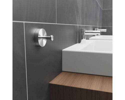 Badkamer met handdoekhaak en wastafels