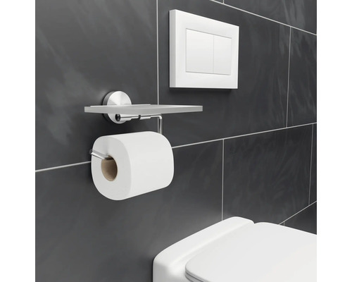 Toiletpapierhouder met plank en spoelknop aan de muur