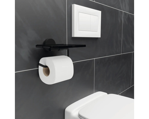 Toiletpapierhouder met plank in de badkamer.