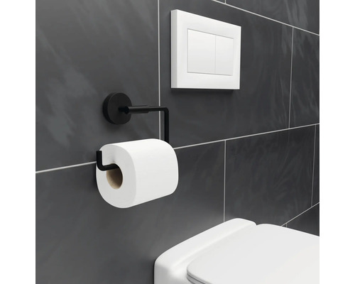 Metalen toiletpapierhouder met rol toiletpapier naast een toiletspoeler