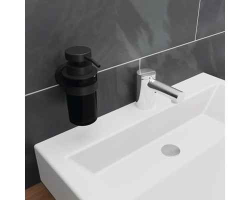 Wastafel met kraan en zeepdispenser voor wandmontage