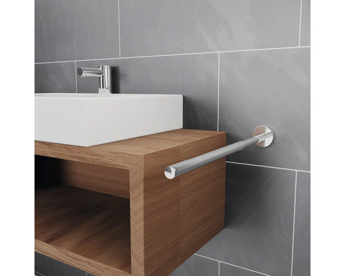 Badkamer wastafel met handdoekhouder aan de muur