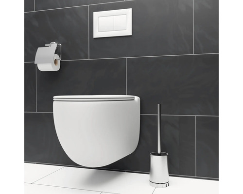 Wandcloset met toiletpapierhouder, bedieningspaneel en toiletborstel