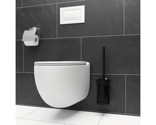 Moderne badkamer met wandcloset, toiletborstel en toiletpapierhouder