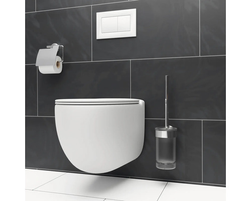 Moderne badkamer met wandcloset, toiletpapierhouder, bedieningspaneel en toiletborstel