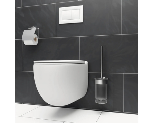 Wandcloset met toiletpapierhouder, bedieningspaneel en toiletborstel