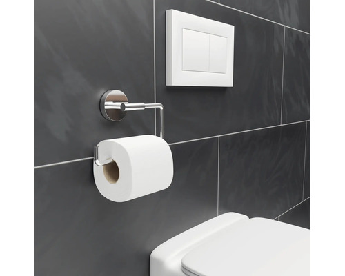 Metalen toiletpapierhouder met toiletpapierrol en bedieningspaneel in de badkamer