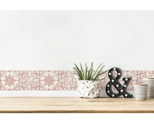 Wandborduur met bloemmotief op een tafel met decoraties.