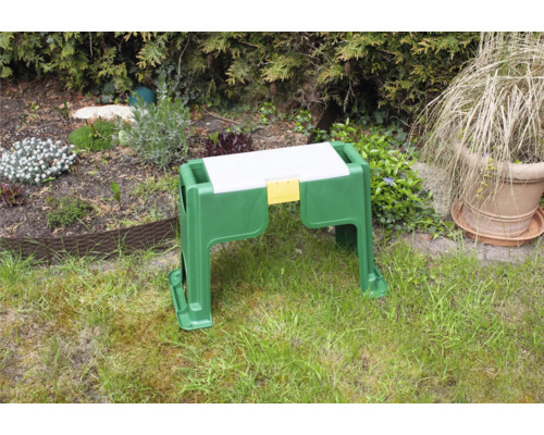 Tuinkruk met kussen in de buitenlucht