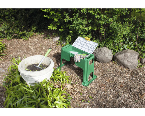 Tuinscene met tuinkruk met gereedschap