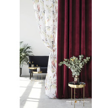 Decoratieve opstelling met bloemgordijn en bordeauxrood fluwelen gordijn in de woonkamer