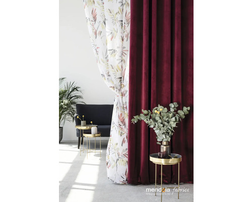 Decoratieve opstelling met bloemgordijn en bordeauxrood fluwelen gordijn in de woonkamer