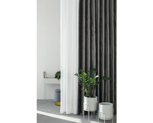 Interieurscène met gordijnen, planten en een bijzettafel