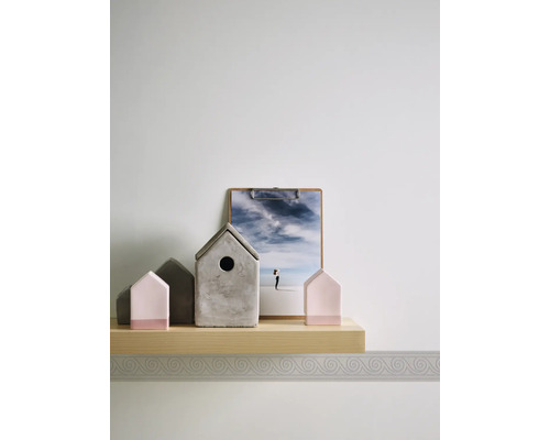 Decoratieve plank met huisjes en een foto op een plank.