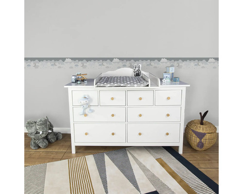 Kinderkamer met commode, speelgoed en vloerkleed