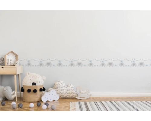 Gedecoreerde kamer met rand met olifantenpatroon.