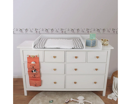 Witte commode met aankleedkussen, laden en wandopberger met diermotieven