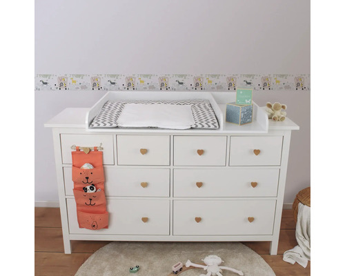 Witte commode met aankleedkussen, hartgrepen en wandzak